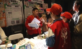 以诗会友、现场淘书，新京报小记者与中国诗词大会冠军彭敏逛书市