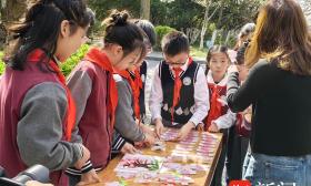 制作“樱花饼”，触电“木质纤维研究”……南林“樱花大道”上，科小学子种下“博士梦