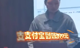 女生毕业答辩时手机突然响，原来是收到支付宝到账提示，网友戏称：强者自带bgm出场