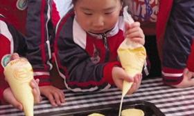 萌娃变“大厨”！幼儿园都搞职业化了？