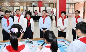 信长星“六一”前夕看望少年儿童 向全省广大少年儿童致以节日祝贺