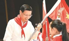 许昆林“六一”前夕看望少年儿童 立大志养品行健体魄强本领 争当全面发展的新时代好儿童