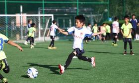 北京市少年宫足球项目启动，70余名“足球小将”现场开踢对抗赛