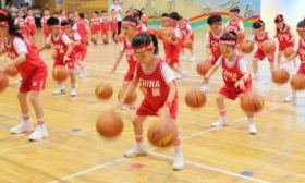 北京市第一幼儿园举办亲子运动会，奥运冠军何可欣与孩子们面对面