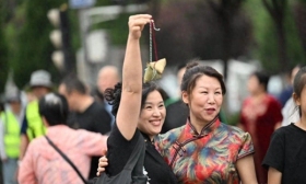 考點外這一幕?幕刷屏！家長高舉粽子為考生送祝福，寓意“一舉高中”
