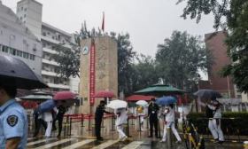 高考首日人大附中考點：加油聲此起彼伏，往屆學長冒雨前來送考