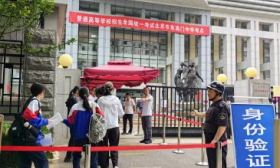 北京高考首日家長雨中送考，老師叮囑考生“鑰匙手機別帶進考場”