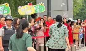 直擊北京2024高考首日：潞河中學考點外老師們為考生加油鼓勁