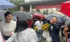 全國高考語文考試結束，有考點搭建涼棚為考生擋雨