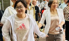 高考首日，考生伴著涼風自信入場