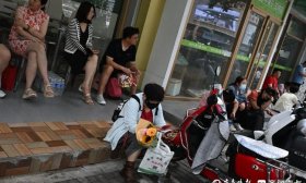 考生場內開考，家長場外乘涼陪考