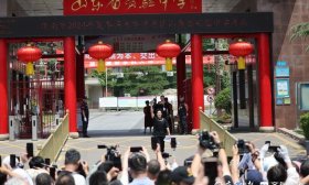 高考首場考試結束，考生輕松出場
