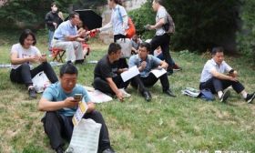 高考首場考試即將結束，陪考家長場外用愛守望