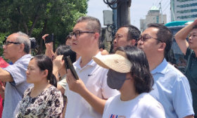 陪考家長“群像”：有的全家總動員，有的把“家”搬來現場