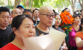 濟南高考考點外，家長望眼欲穿