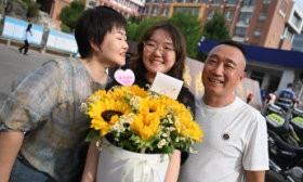 高考恰逢18岁生日，爸爸妈妈送来大捧向日葵