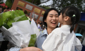 步步高升易如反掌！3岁妹妹为姐姐送花加油打气