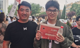 “准80后”老爸陪老二高考：希望儿子去南方闯闯
