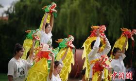 云南昆明：高校师生赛龙舟迎端午