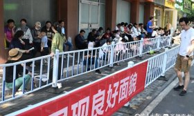 高考考点现场花絮：进场再看一遍提纲和家长的祝福鼓励都很重要