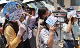 濟南開啟高溫模式，家長考點外陪“烤”熱情高