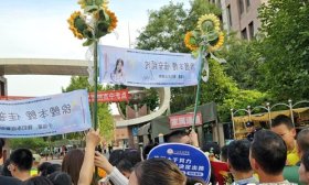 考生出考場，家長打橫幅迎接