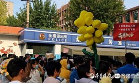 考場外怎么一眼看到？家長制作“氣球花”迎孩子