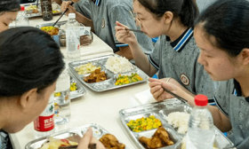 强行扔掉学生自带早饭，领导来检查才改善伙食？中学食堂被投诉