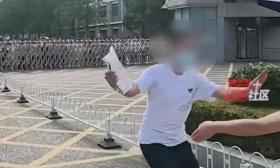 男孩高考完太激動，沖出去把媽媽抱摔，后腦勺重重著地腿僵直！