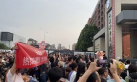 北京高考結束，家長定制超大“向日葵”、創意橫幅“花式”接考生