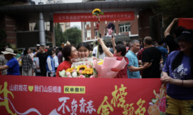 留下掌纹、拆礼物“盲盒”，北京十八中举办特别活动送别高考学子