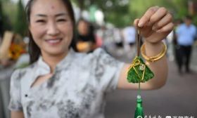 條幅玩具紅包……考場外親友團備好禮物等候考生出場