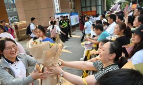 高考结束，考生家长如过“狂欢节”