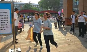 高考结束，考生飞奔出场，迎接人生“下一程”