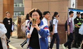 反向記錄，高考考生出場后將鏡頭對準陪考家長