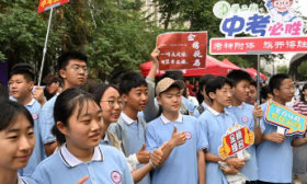 济南中考开考，推荐生为中考同学加油助威