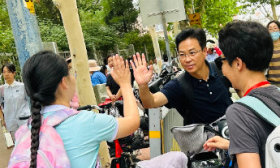 中考首日家长送考，眼中满含期望