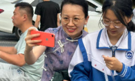 中考首日，家长温馨送考