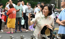 中考首日，家长用手机记录孩子成长瞬间