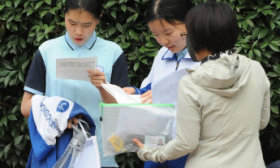 考生进场前忙复习，考场外满是家长的叮嘱
