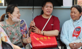 济南中考首场考试过半，家长酷暑中用爱守护