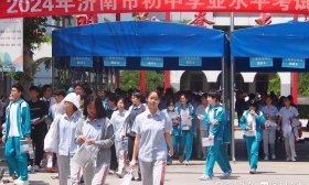 济南中考首场考试结束，考生们出场轻松自信