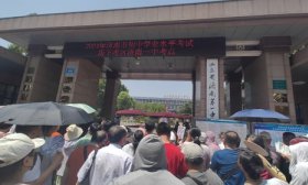 双胞胎女儿同时参加中考，导演妈妈专程从北京赶来济南陪考