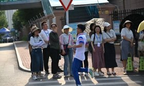 考生们跑步走出考场，活力四射自信满满