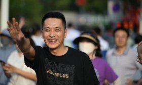 他们的目光，满眼都是爱和期盼