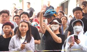 济南中考首日，陪考家长们全天场外坚守