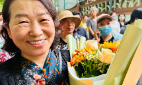 中考即将结束，考点外成了鲜花的海洋