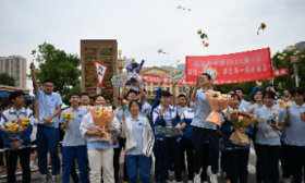 放飞吧孩子们！考场外成欢乐海洋