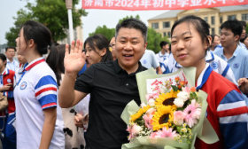 期盼与爱意！考场外迎接考生的家长笑靥如花