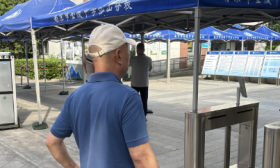 中考遇上父亲节，考点外的父亲表示：孩子考试顺利便是最好的礼物